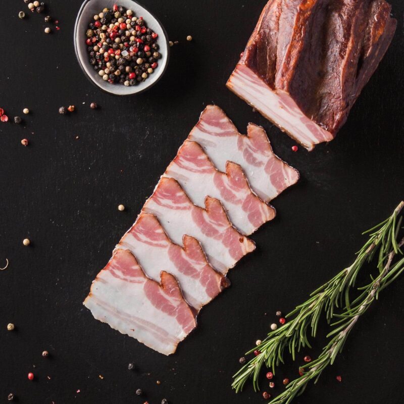 Räucherfleisch mit Gewürzen und Rosmarin