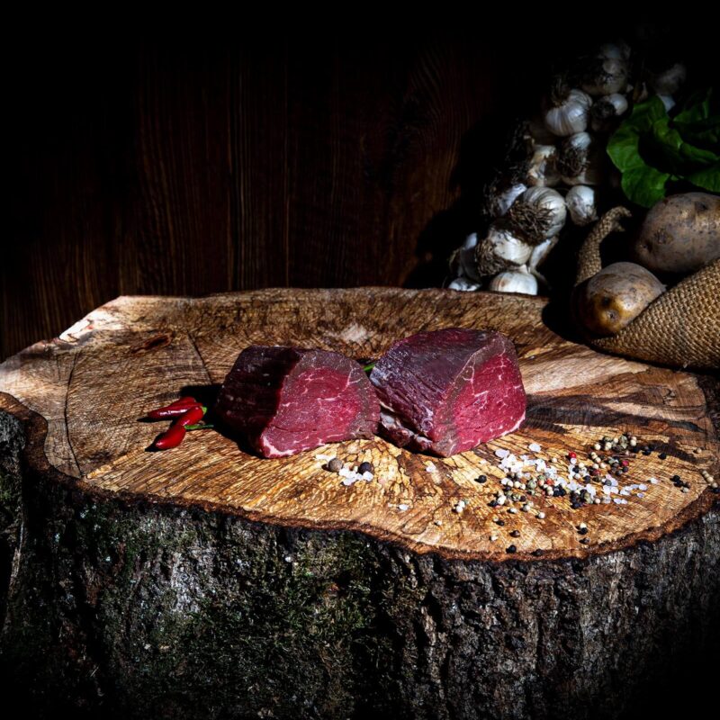 Rohes Fleisch auf Holzscheibe