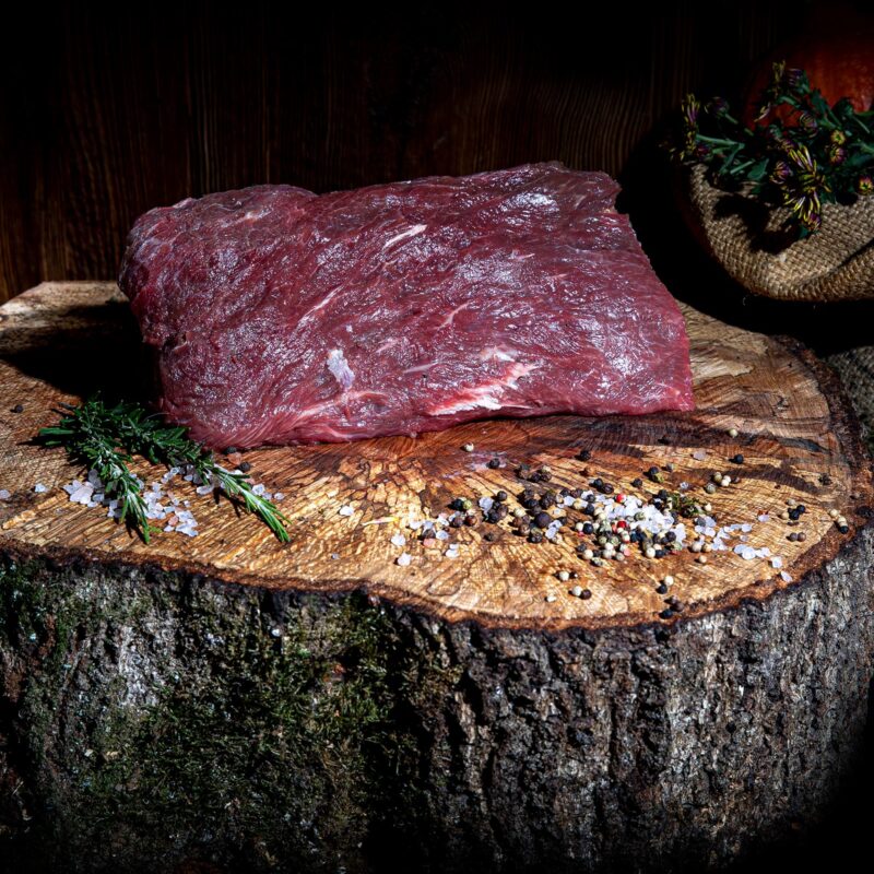 Rohes Fleisch auf Holzscheibe