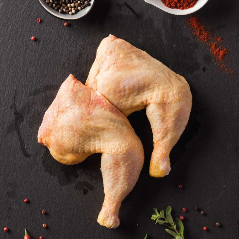 Rohes Hähnchenfleisch mit Gewürzen