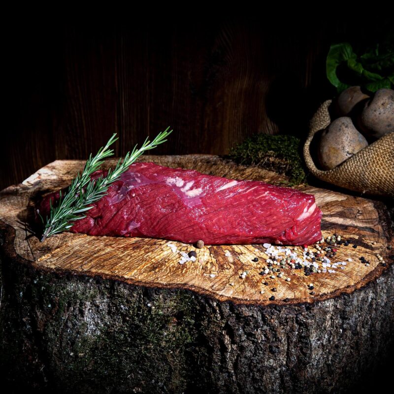 Rohes Fleisch auf Holzbrett
