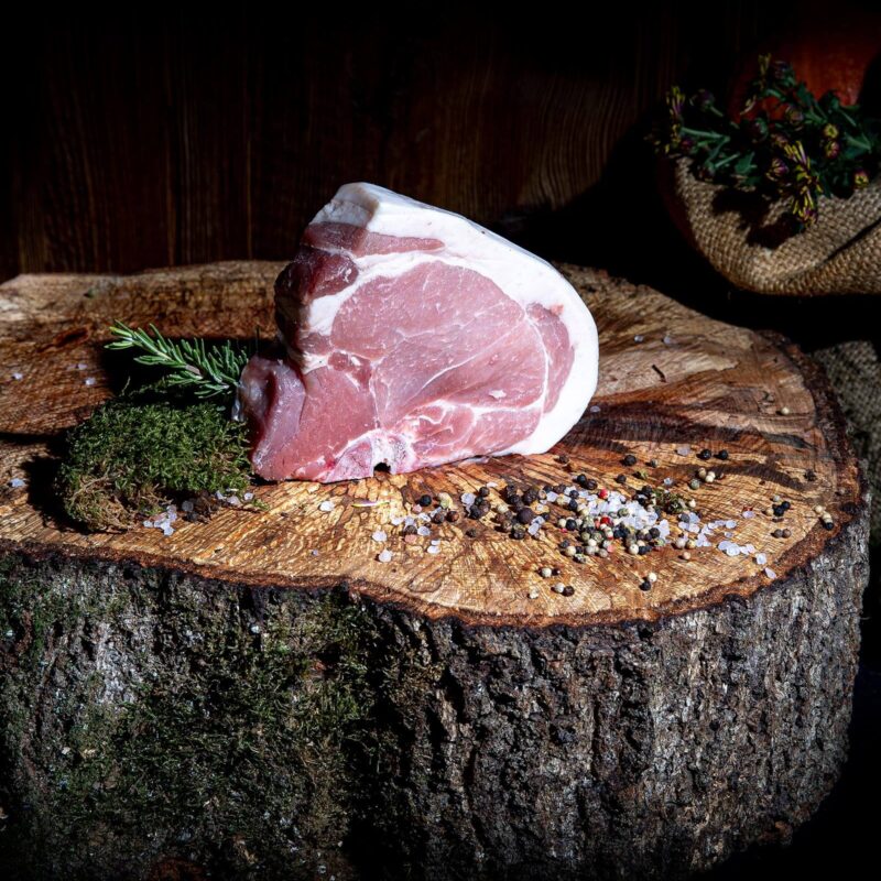 Rohes Fleisch auf Holzscheibe