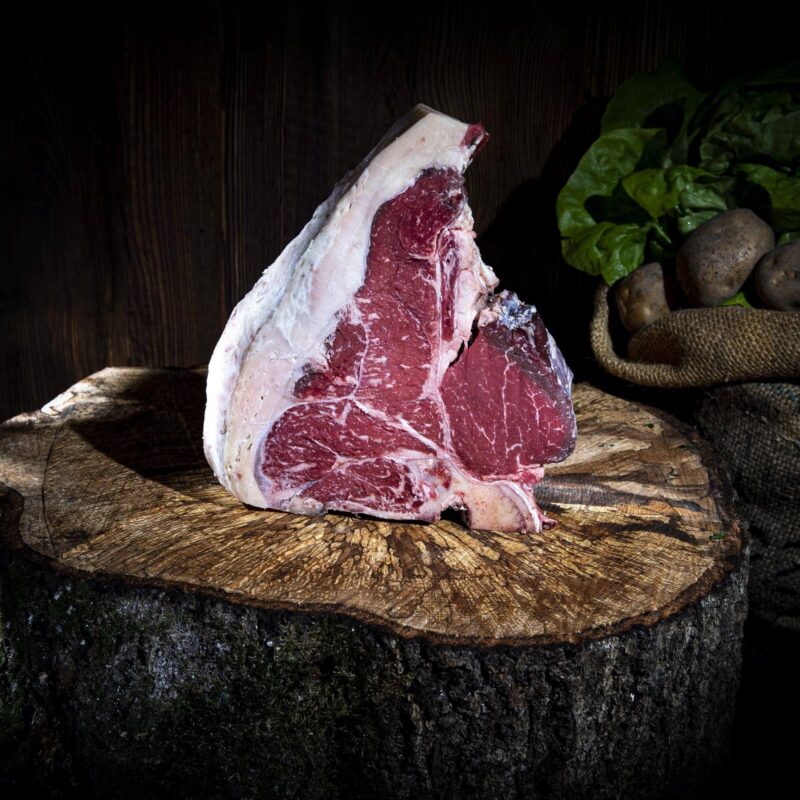 Rohes Fleisch auf Holzscheibe