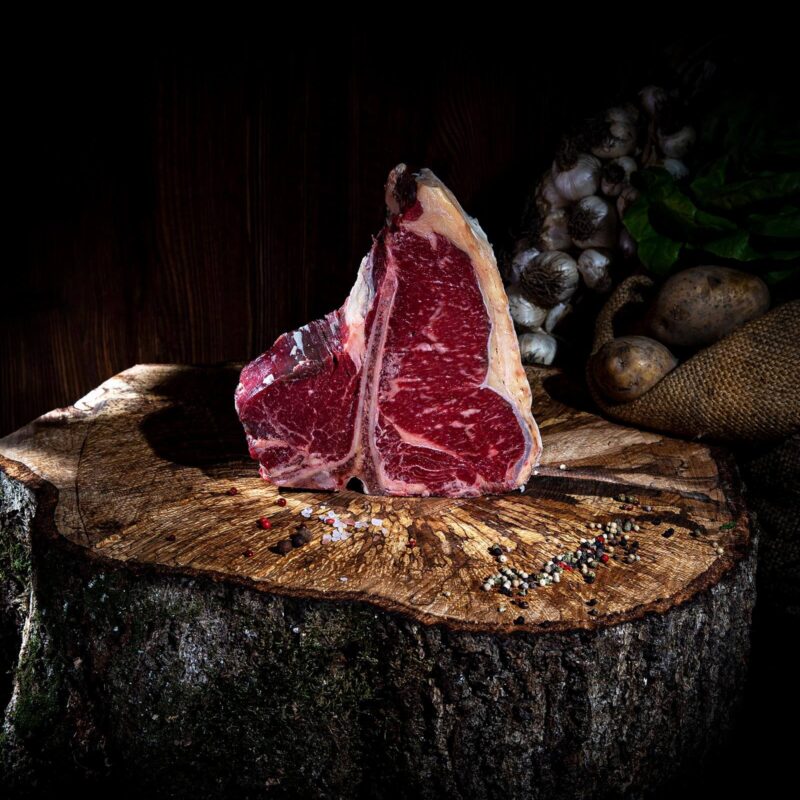 Rohes Fleisch auf einem Holzbrett