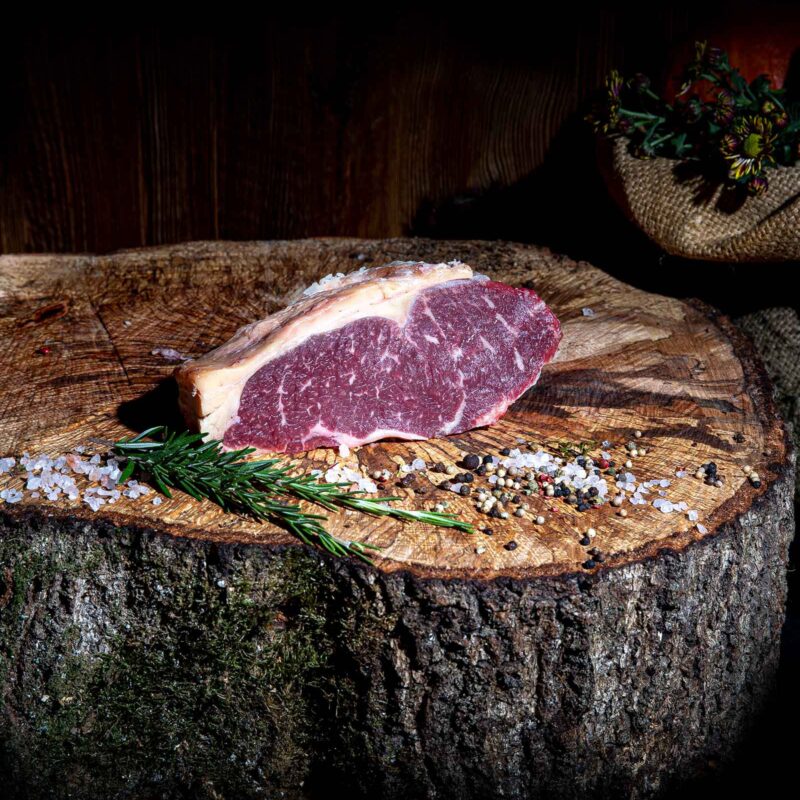Rohes Fleisch auf Holzscheibe
