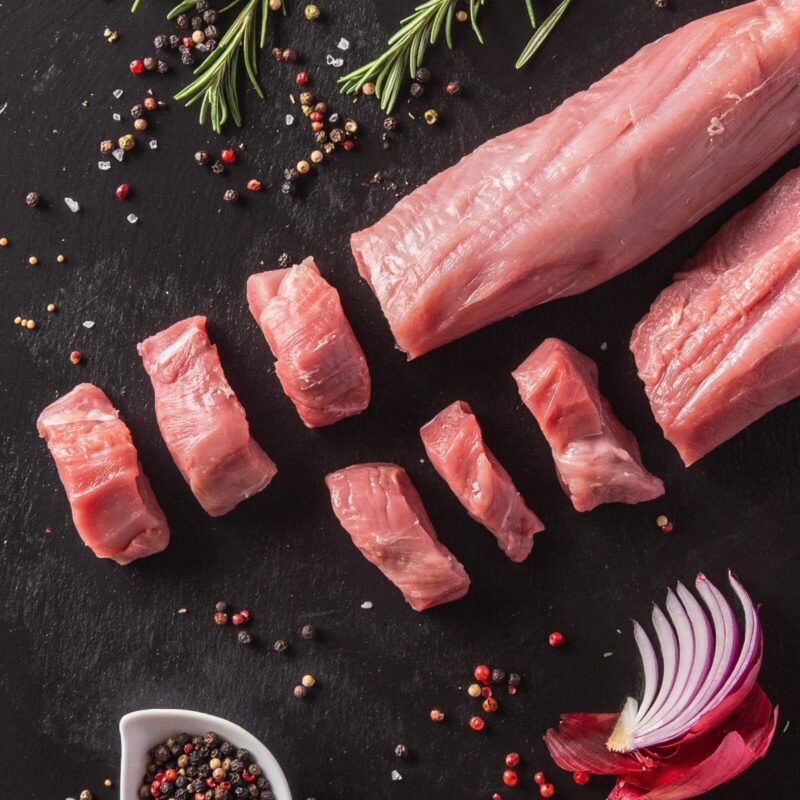 Schweinefilet mit Gewürzen und Zwiebeln