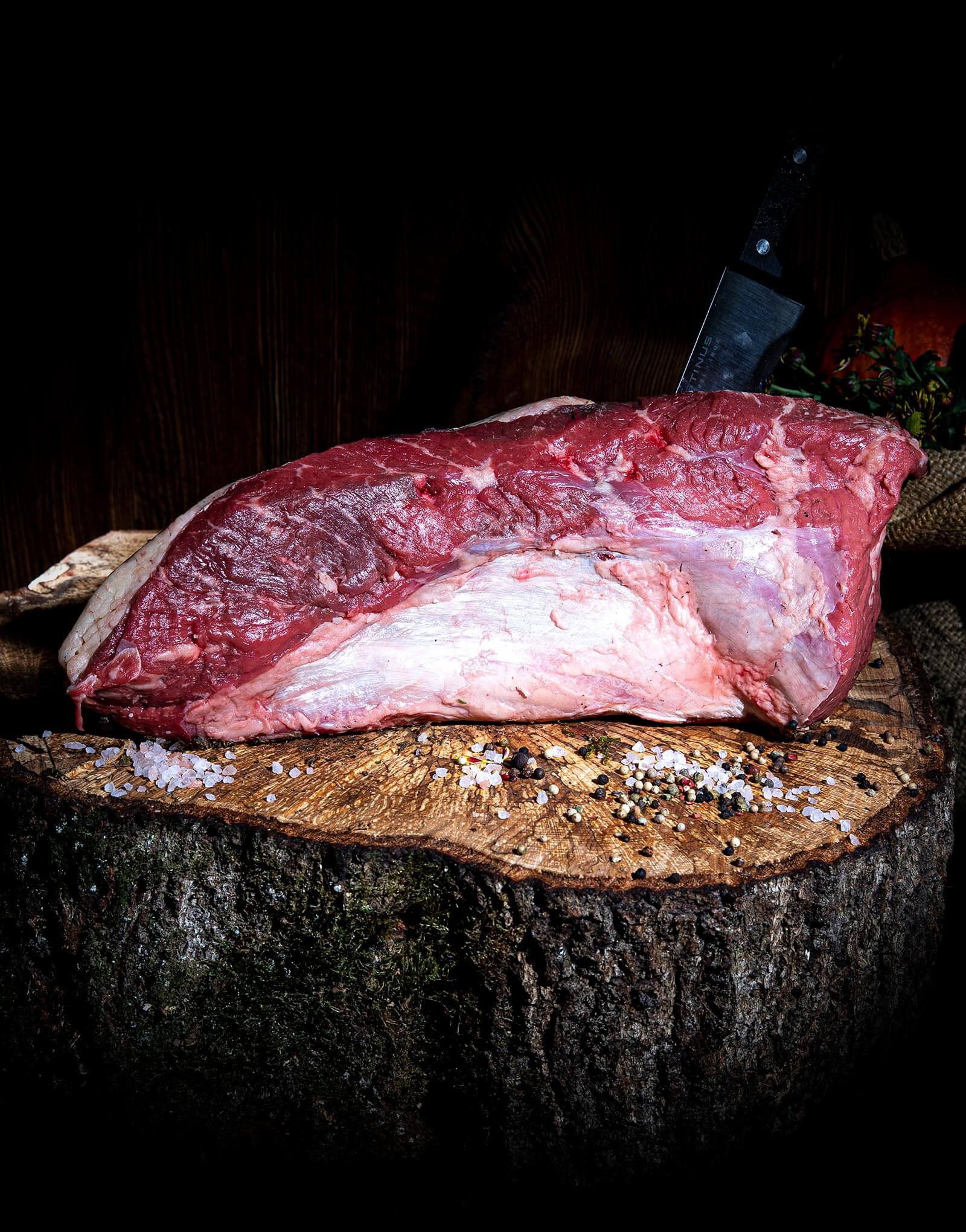 Rohes Fleisch auf Holzplatte