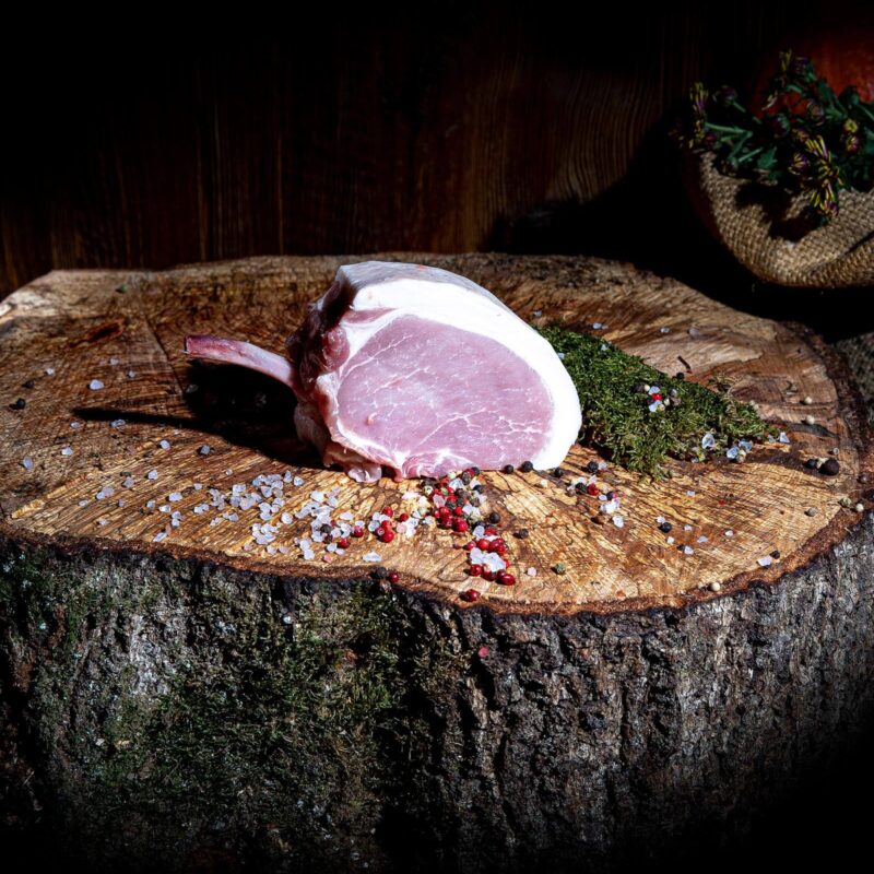 Rohes Fleisch auf Holzscheibe
