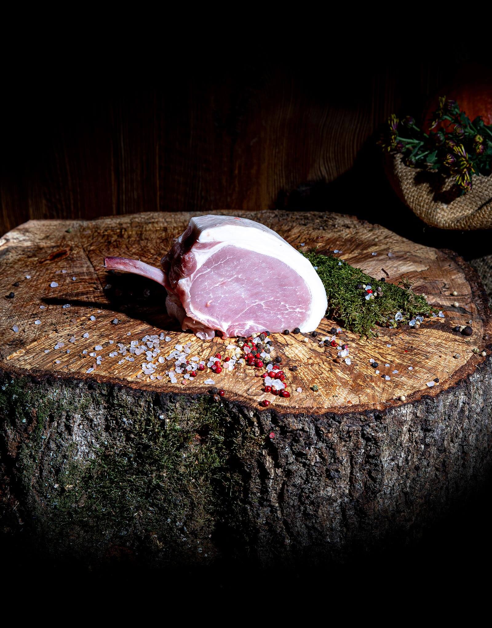 Rohes Fleisch auf Holzscheibe
