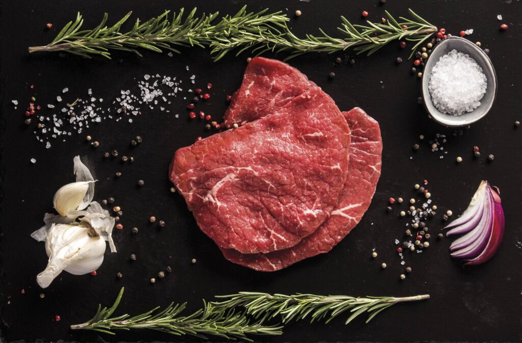 Rohes Fleisch mit Gewürzen und Kräutern