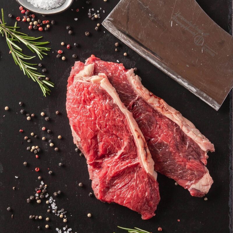 Rohes Fleisch mit Gewürzen und Messer