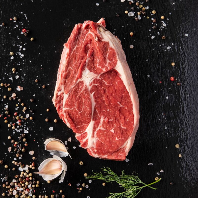 Rohes Fleisch mit Gewürzen und Knoblauch