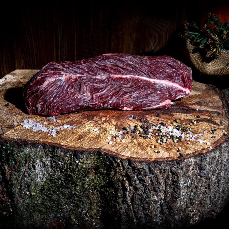 Rohes Fleisch auf einem Holzblock
