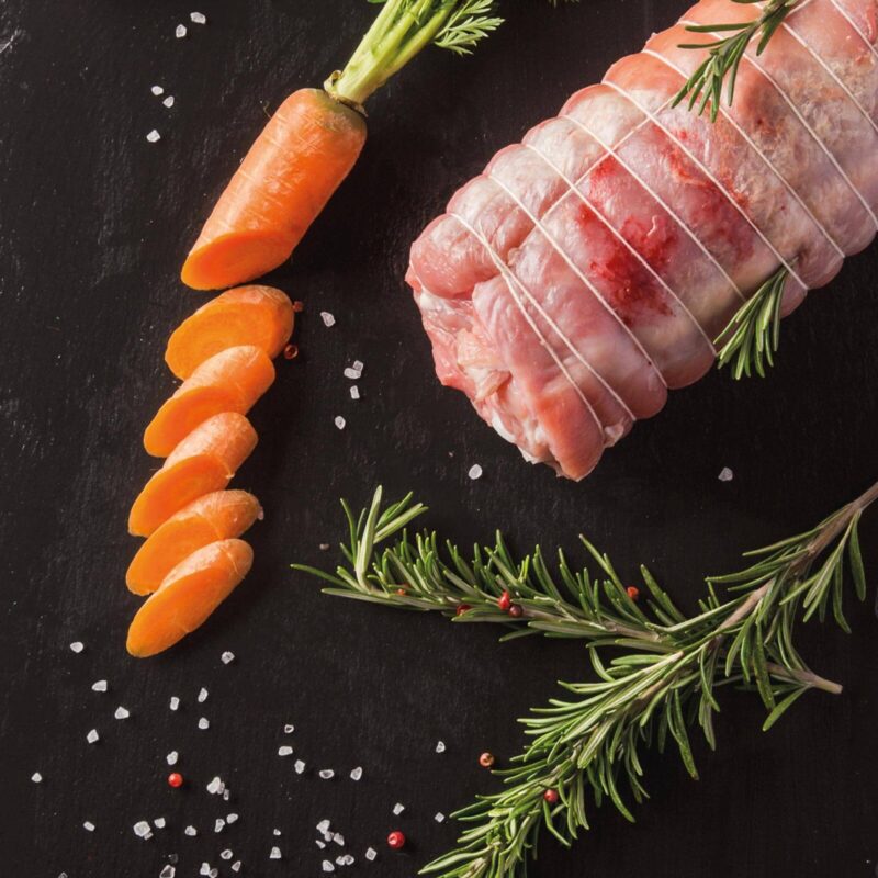 Kalbsrollbraten mit Gemüse und Kräutern