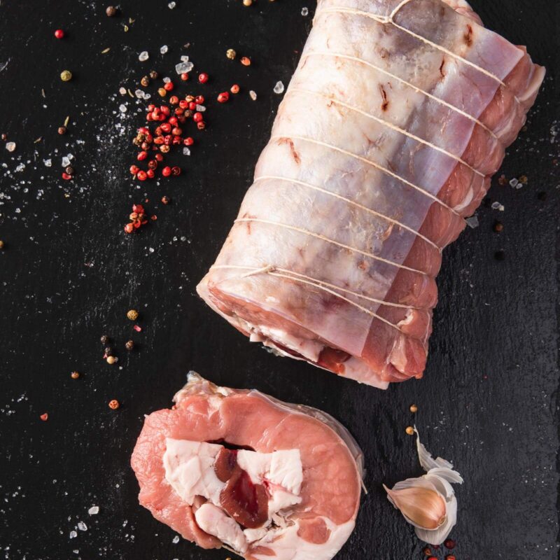 Rinderbraten mit Gewürzen und Knoblauch