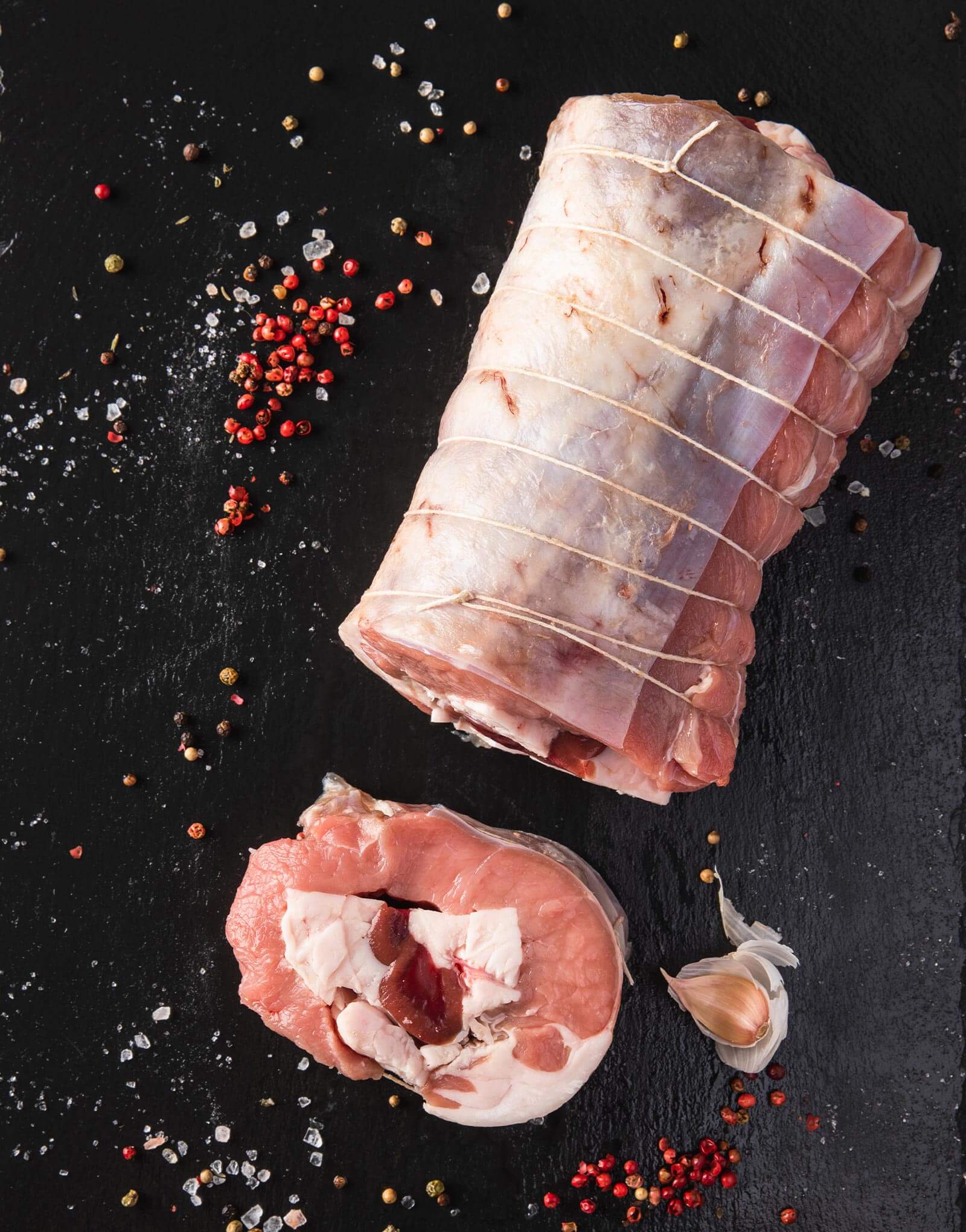 Rinderbraten mit Gewürzen und Knoblauch