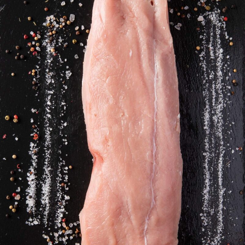 Rohes Kalbsrückenfilet auf schwarzem Stein