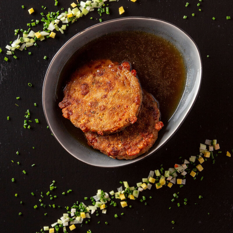 Kartoffelpuffer mit Soße und Kräutern
