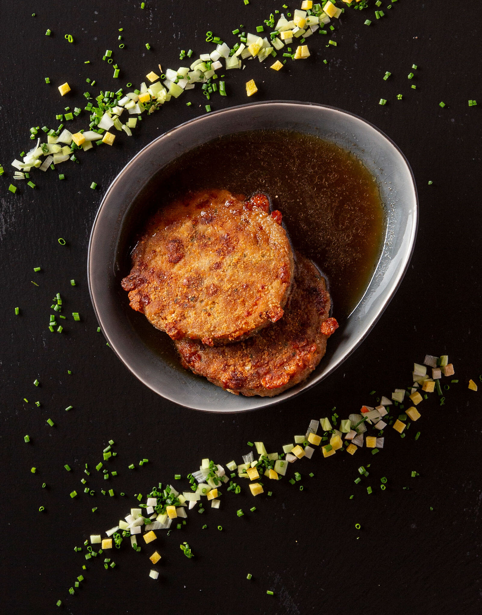 Kartoffelpuffer mit Soße und Kräutern