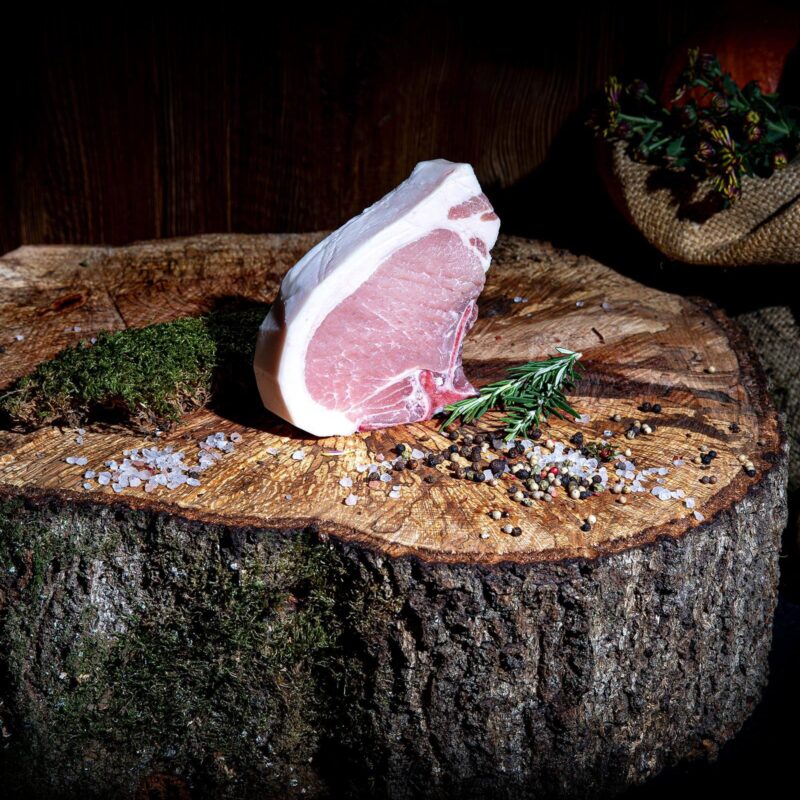 Rohes Fleisch auf Holzscheibe