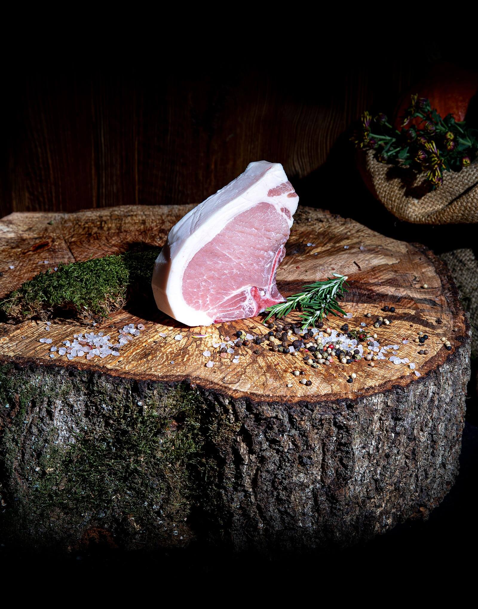 Rohes Fleisch auf Holzscheibe