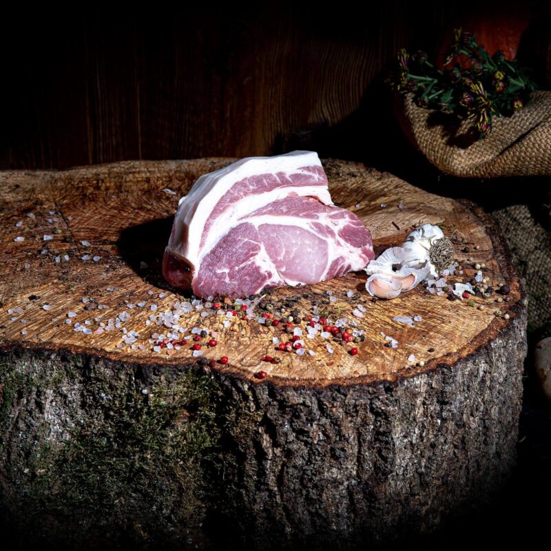 Rohes Fleisch auf einem Holzbrett
