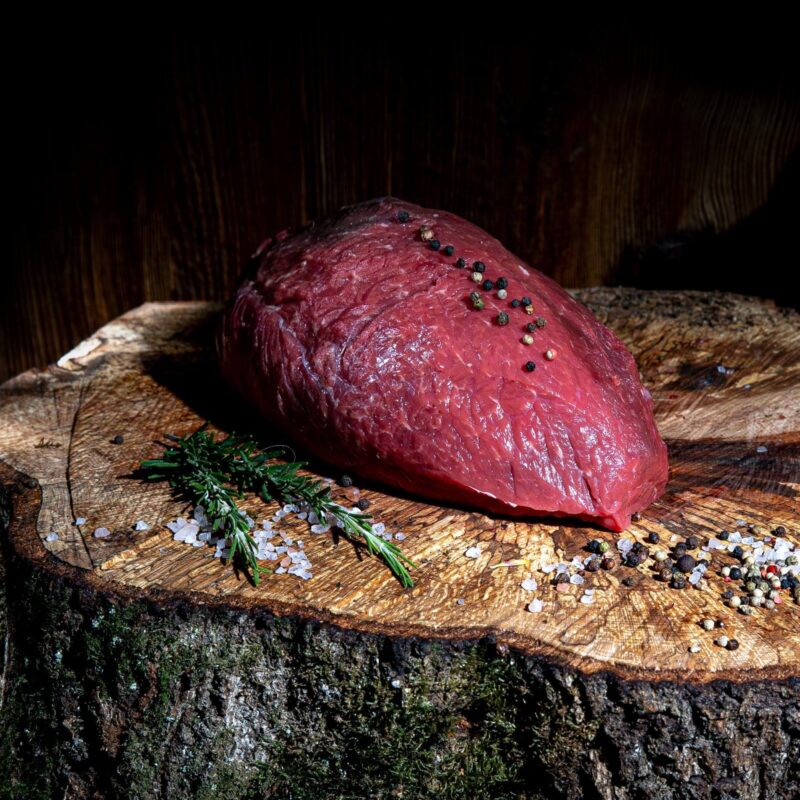 Rohes Fleisch auf Holzbrett