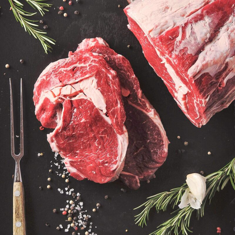 Rohes Fleisch mit Gewürzen und Kräutern