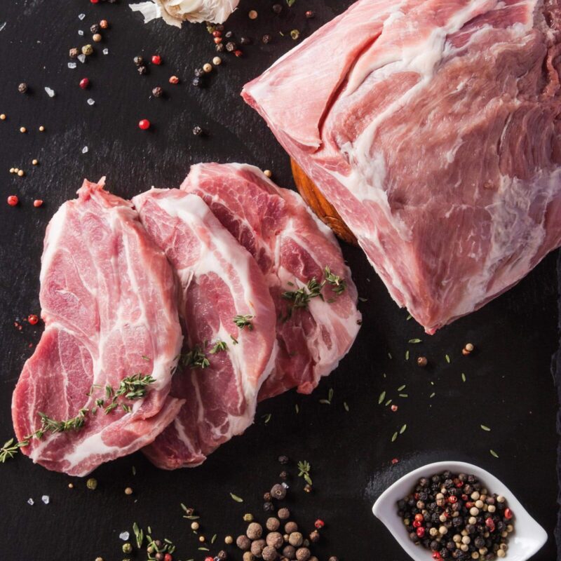 Rohes Fleisch mit Gewürzen und Knoblauch
