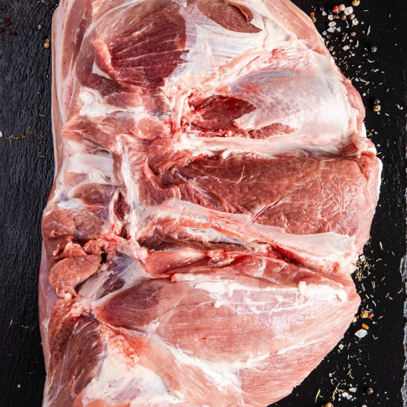 Rohes Fleisch auf schwarzem Hintergrund