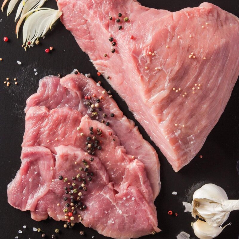 Rohes Fleisch mit Gewürzen und Knoblauch