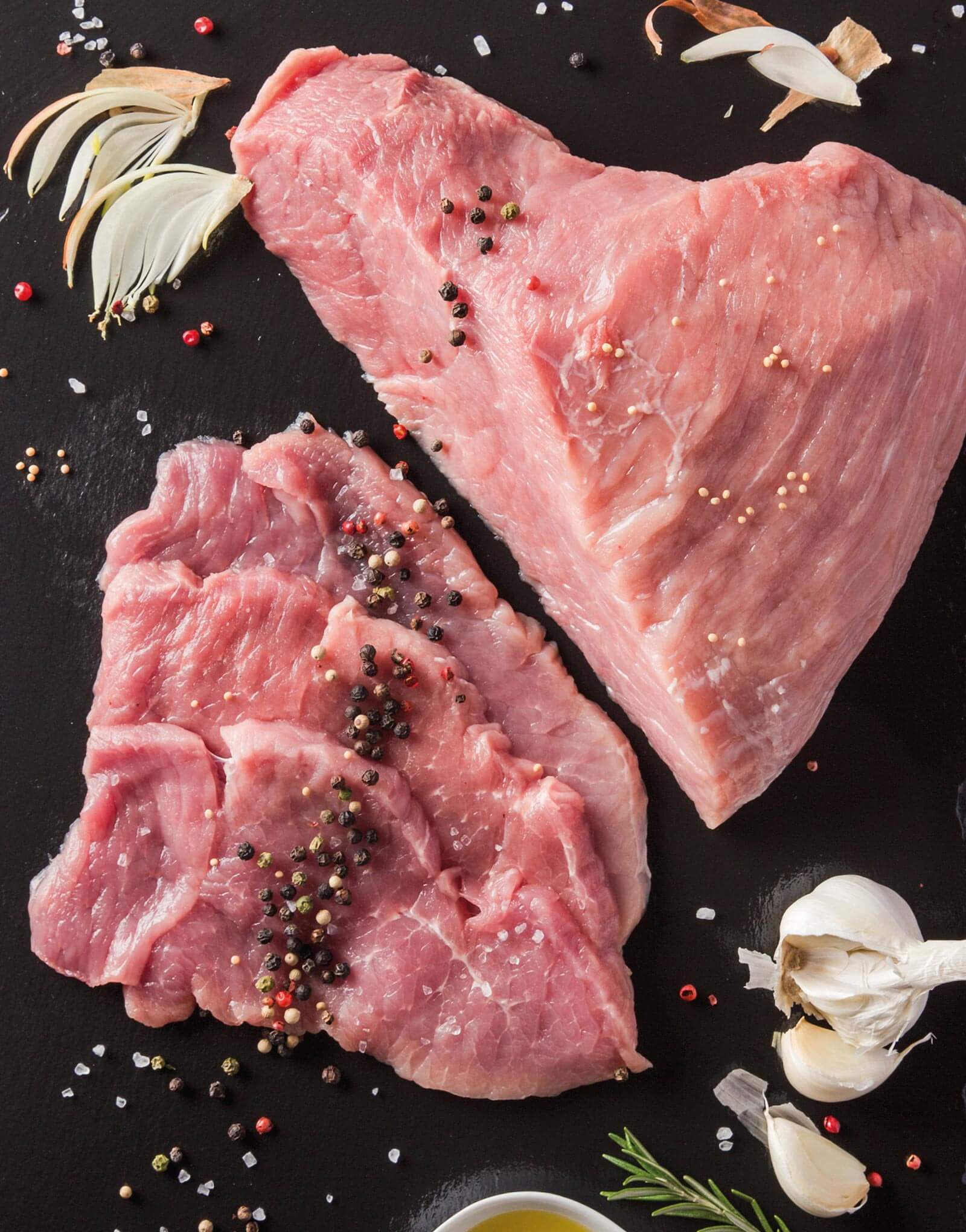 Rohes Fleisch mit Gewürzen und Knoblauch