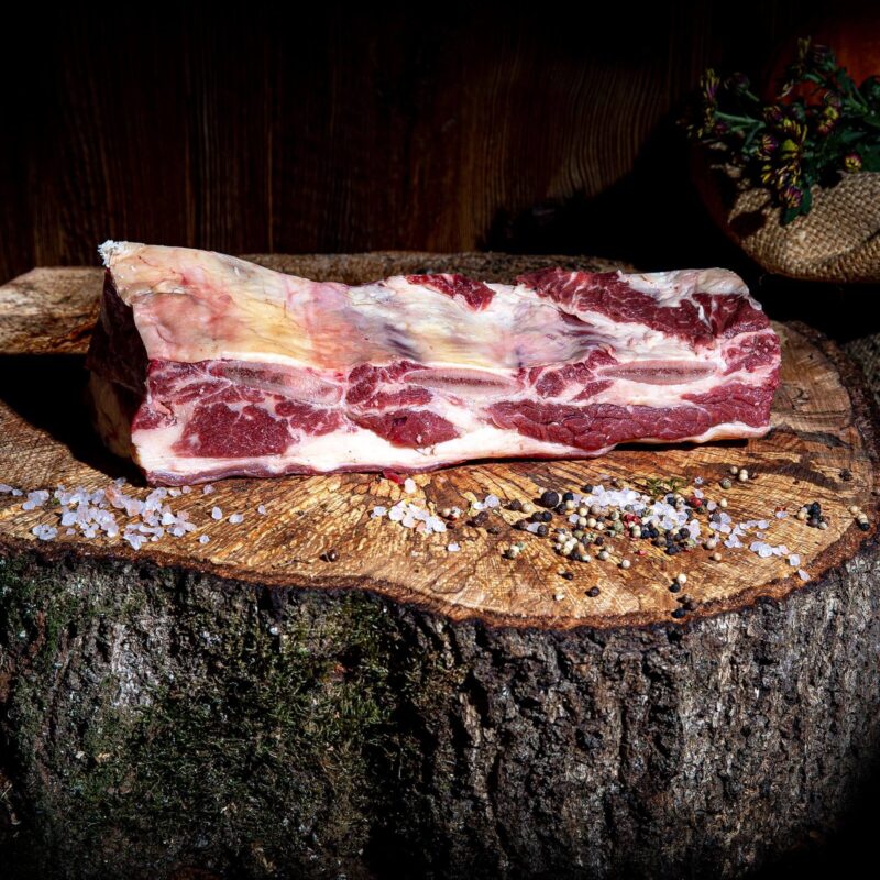 Rohes Fleisch auf Holzplatte