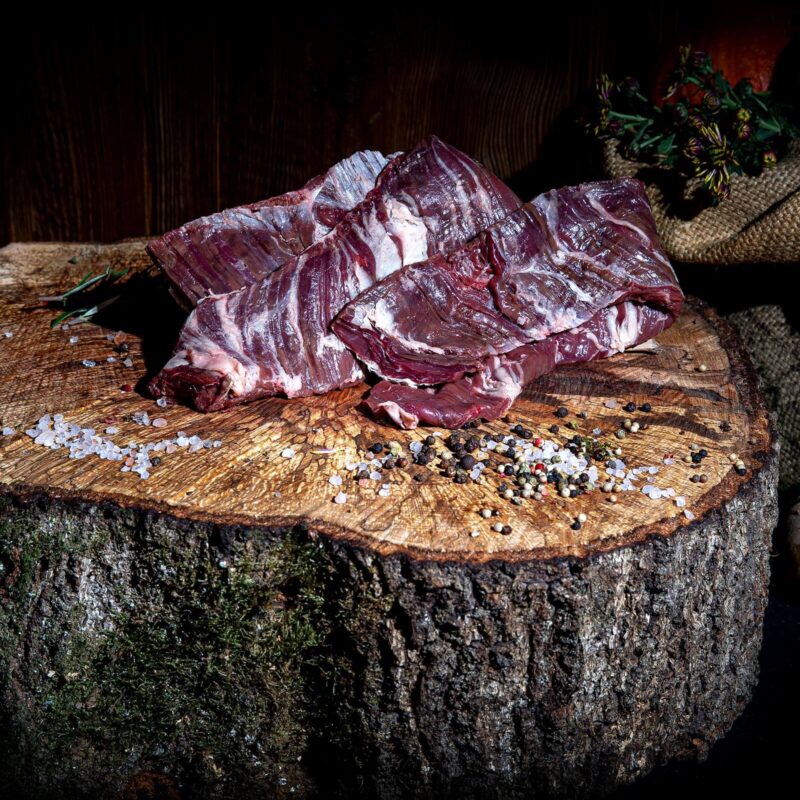Rohes Fleisch auf Holzscheibe