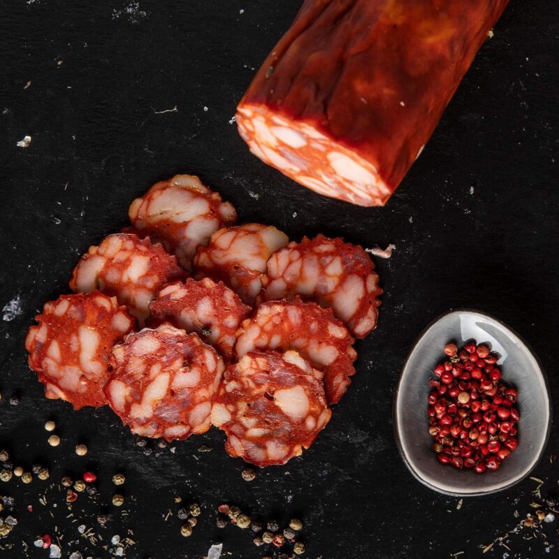 Wurstscheiben mit Pfefferkörnern.