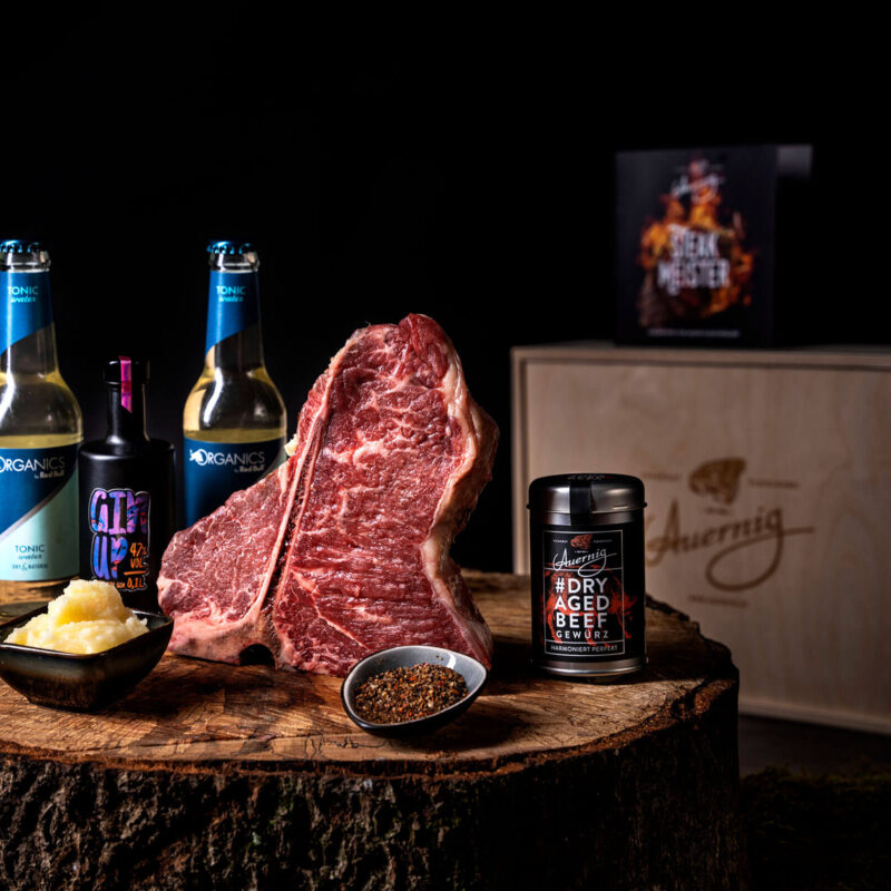 T-Bone Steak mit Beilagen und Getränken