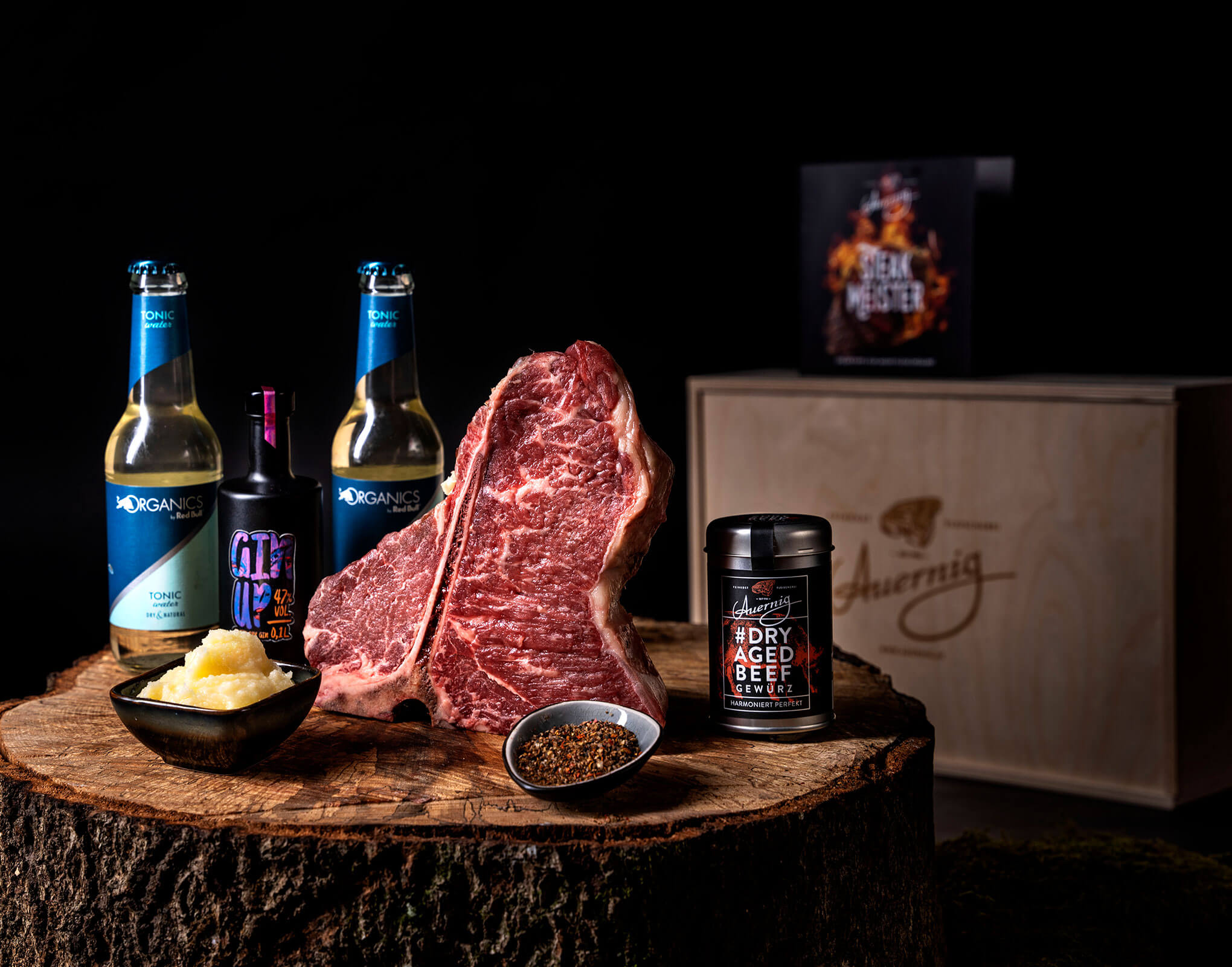 T-Bone Steak mit Beilagen und Getränken