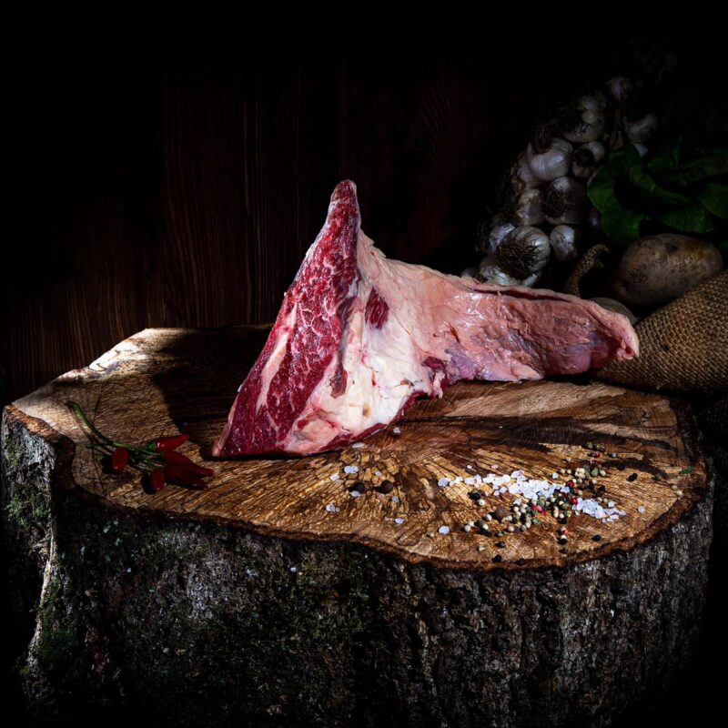 Rohes Fleisch auf einem Holzbrett