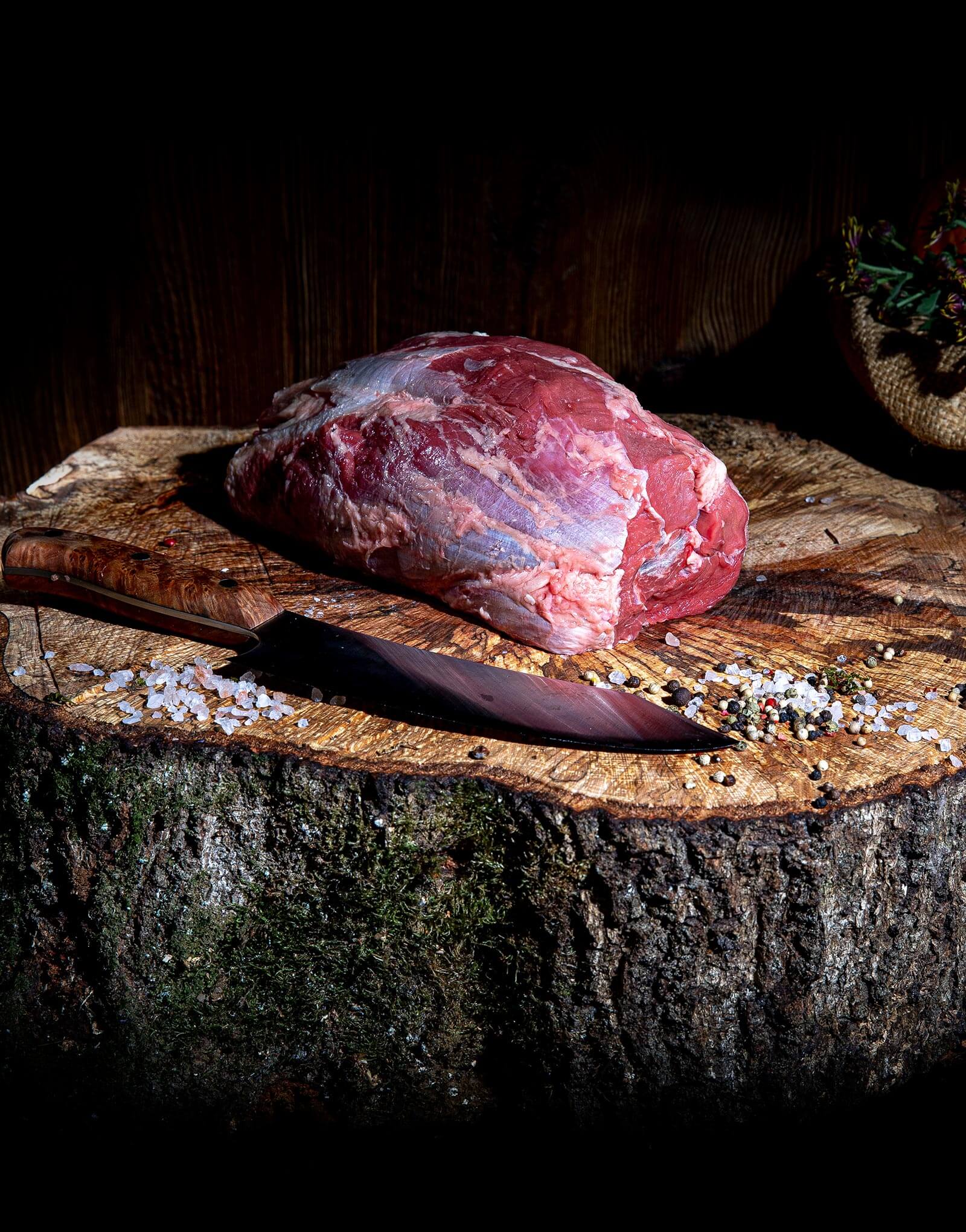 Rohes Fleisch auf einem Holzbrett